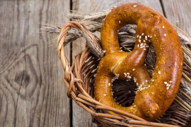 Ekmek için hasır sepet içinde Alsatian simit