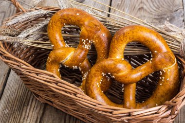 Ekmek için hasır sepet içinde Alsatian simit