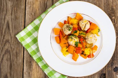 Ratatouille beyaz tabakta köfte ile