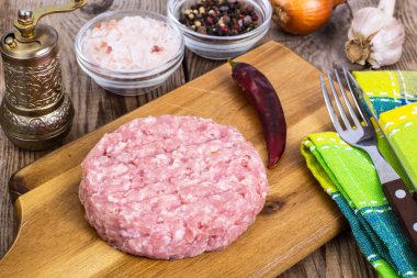 Ahşap tahta üzerinde hamburger yemek pişirmek için kıyma