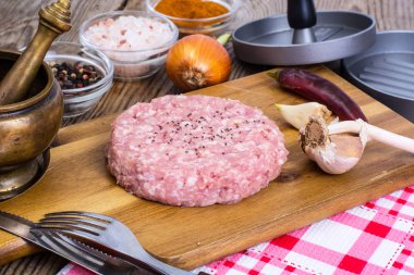 Ahşap tahta üzerinde hamburger yemek pişirmek için kıyma