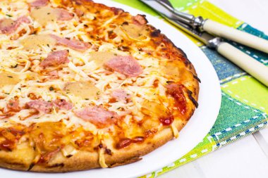 Pizza Prosciutto beyaz tahtalar üzerinde