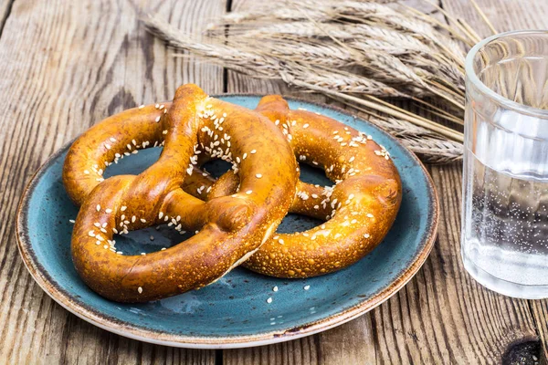 Φρέσκο αλμυρό γερμανικό ψωμί: κουλούρια με φόντο παλιές σανίδες — Φωτογραφία Αρχείου