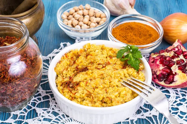 Hummus ciecierzyca puree z curry i szafran — Zdjęcie stockowe