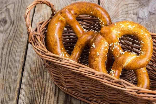 Ekmek için hasır sepet içinde Alsatian simit