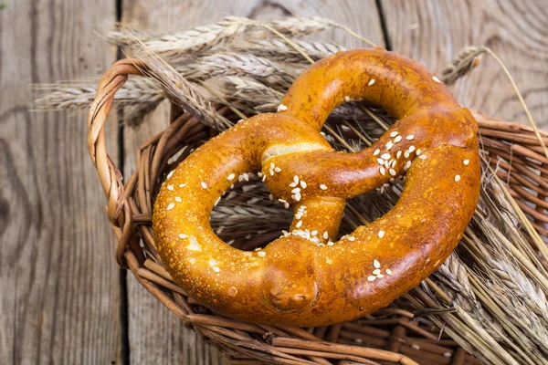 Pretzels alsacianos em uma cesta de vime de pão — Fotografia de Stock