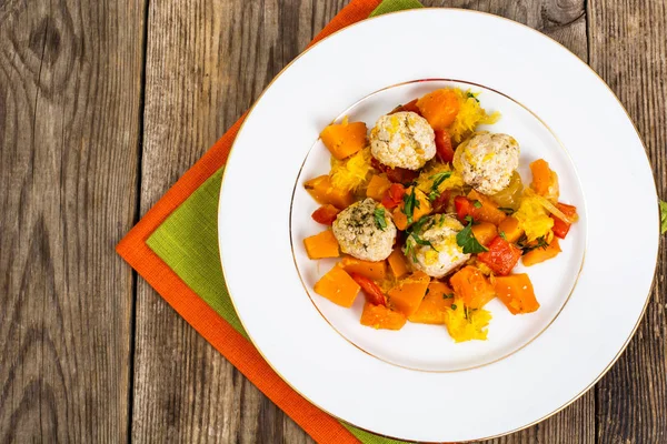 Ratatouille med köttbullar på en vit platta — Stockfoto