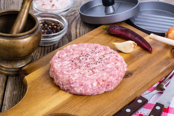 Мясо для приготовления гамбургера на деревянной доске — стоковое фото