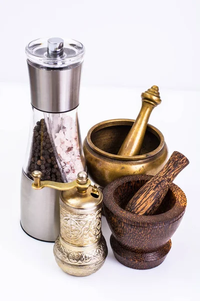 Mortel med mortelstöt och kvarn för kryddor — Stockfoto