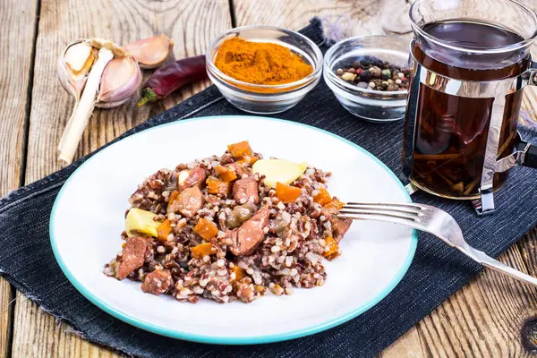 Pilaf com arroz vermelho com pedaços de carne bovina, cenoura e alho — Fotografia de Stock