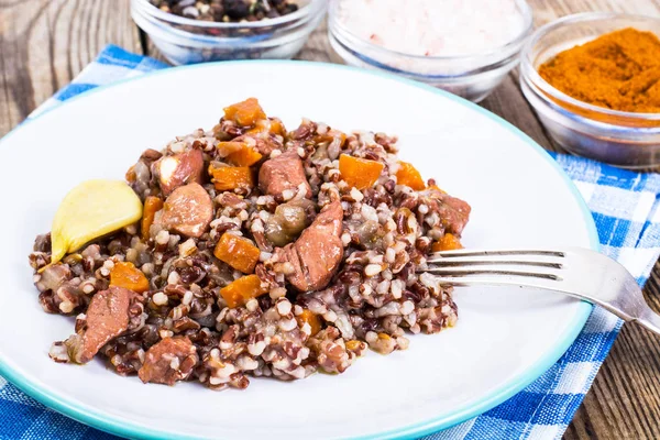 Pilaf mit rotem Reis mit Rindfleisch, Karotten und Knoblauch — Stockfoto