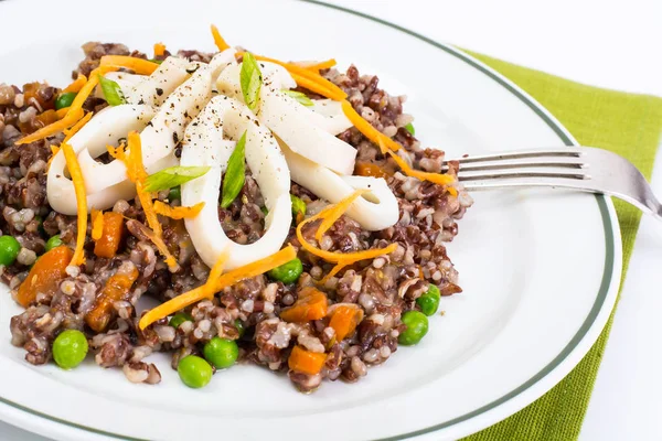 Traditioneller asiatischer roter Reis mit Gemüse und Meeresfrüchten — Stockfoto