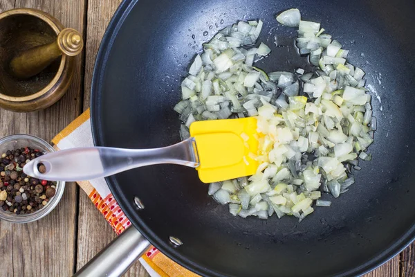 Gefrituurde ui in olie in een koekenpan — Stockfoto