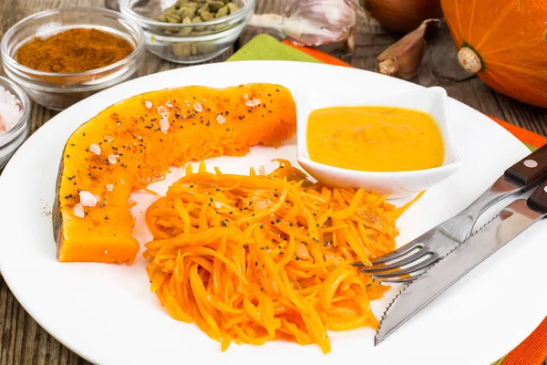 Plato con una variedad de bocadillos de una calabaza — Foto de Stock