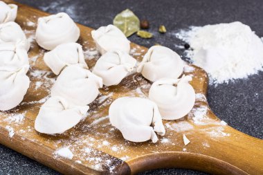 Un ile gemide pişmiş mantı