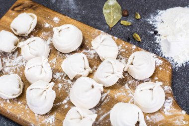 Un ile gemide pişmiş mantı