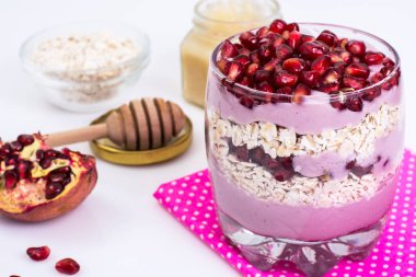 Müsli, yoğurt, chia tohumu, nar taneleri, tatlım, sağlıklı br