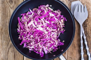 Lahana kırmızı Çin tavada doğranmış.