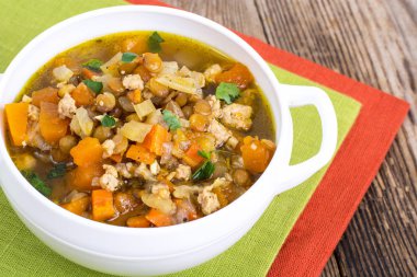 Mercimek ile sebze çorbası