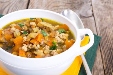 Mercimek ile sebze çorbası