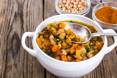 Nohut, kabak ve üzerinde beyaz bir kapta köri baharatlı çorba