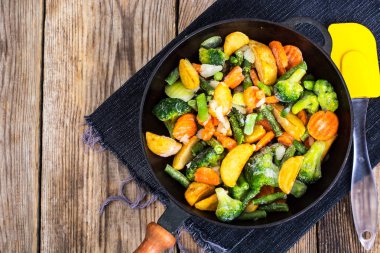 Bir tavada kızartma için Dondurulmuş sebzeler