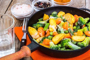 Bir tavada kızartma için Dondurulmuş sebzeler