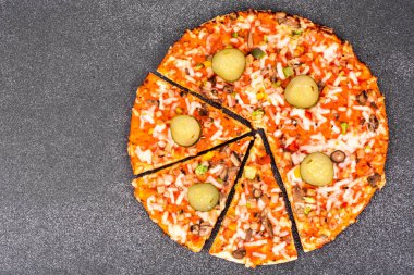 Pizza bir gri ston yukarıdan turşu Manzaralı