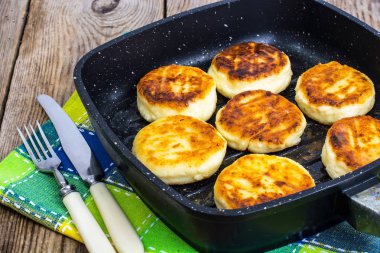 Bir ızgara tava kızarmış cheesecakes