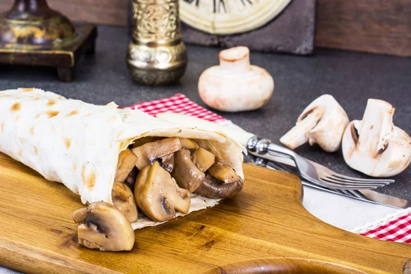 Roll pita and grilled mushrooms — Stock Photo, Image