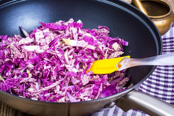 Repollo chino rojo picado en sartén — Foto de Stock