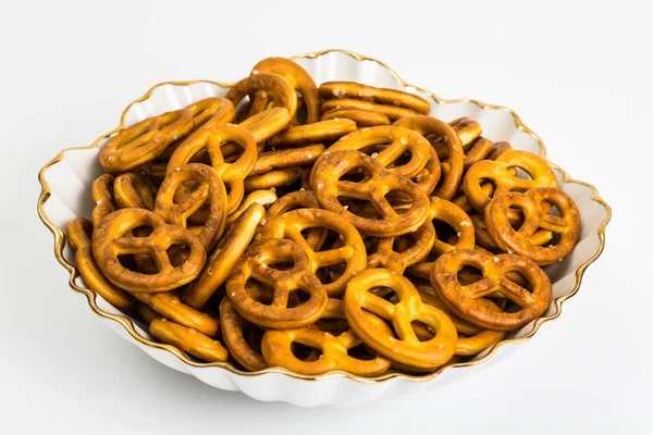 Pequenos pretzels frescos em tigela branca — Fotografia de Stock