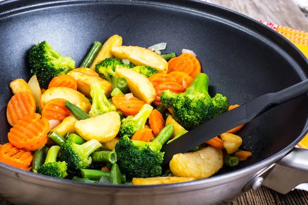 Wok med stuvade grönsaker — Stockfoto