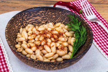 Bitkisel yağ ve safran ile beyaz fasulye