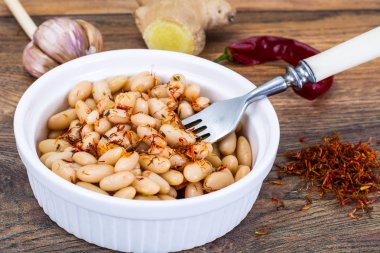Bitkisel yağ ve safran ile beyaz fasulye
