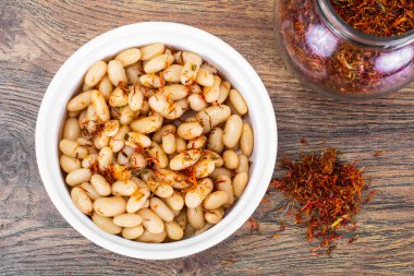 Bitkisel yağ ve safran ile beyaz fasulye