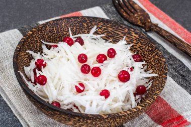Daikon salata kızılcık ve yoğurt ile