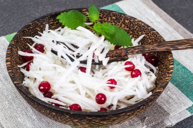 Daikon salata kızılcık ve yoğurt ile