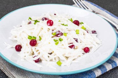 Daikon salata kızılcık ve yoğurt ile