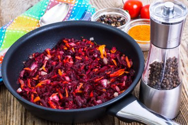 Pancar, havuç, soğan ile baharat ihtiva eder