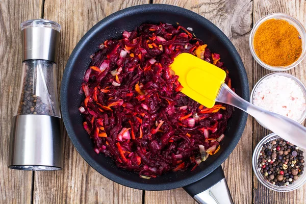 Pancar, havuç, soğan ile baharat ihtiva eder