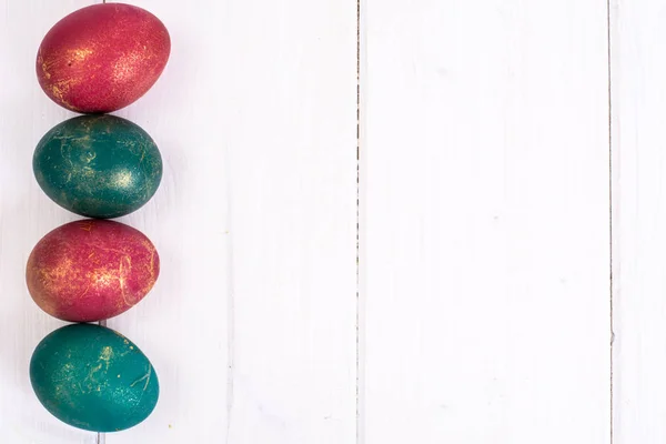 Wielkanoc, kolor malowane jajka na białych tablicach — Zdjęcie stockowe