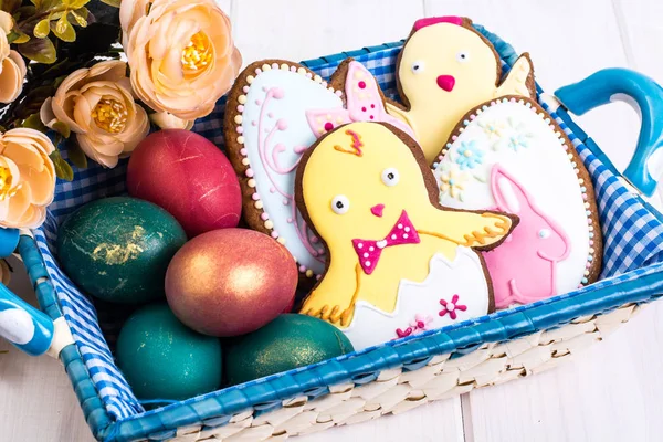 Ostern, bunt bemalte Eier auf weißen Tafeln — Stockfoto