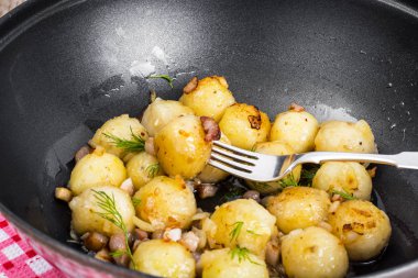 Kızarmış patates köfte kızartma tavası pastırma ile