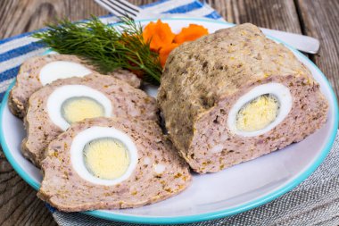 Yumurta ve havuç ile rulo köfte