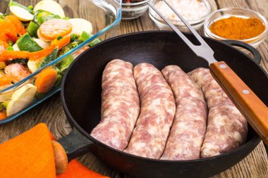 Baharat ile ham ev yapımı sosis