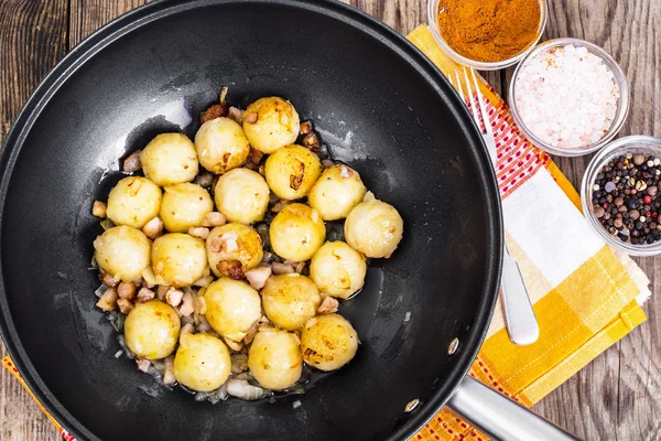 Bolinhos de batata fritos com bacon na frigideira — Fotografia de Stock