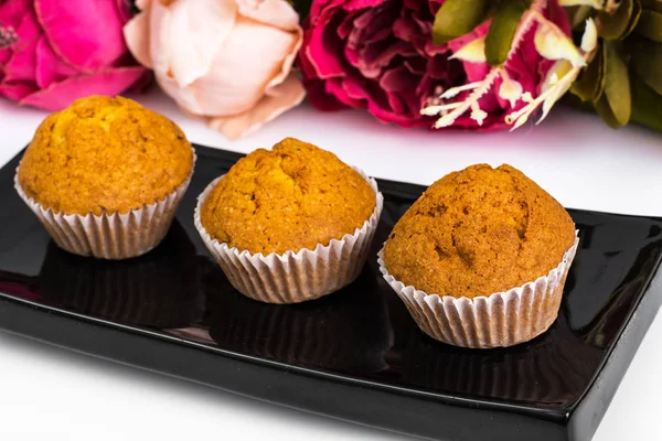 Mini muffins de baunilha com cobertura de chocolate — Fotografia de Stock