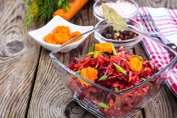Овочевий салат з морквою, буряком, капустою та цибулею — стокове фото