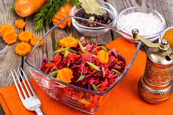 Овощной салат с морковью, свеклой, капустой и луком — стоковое фото